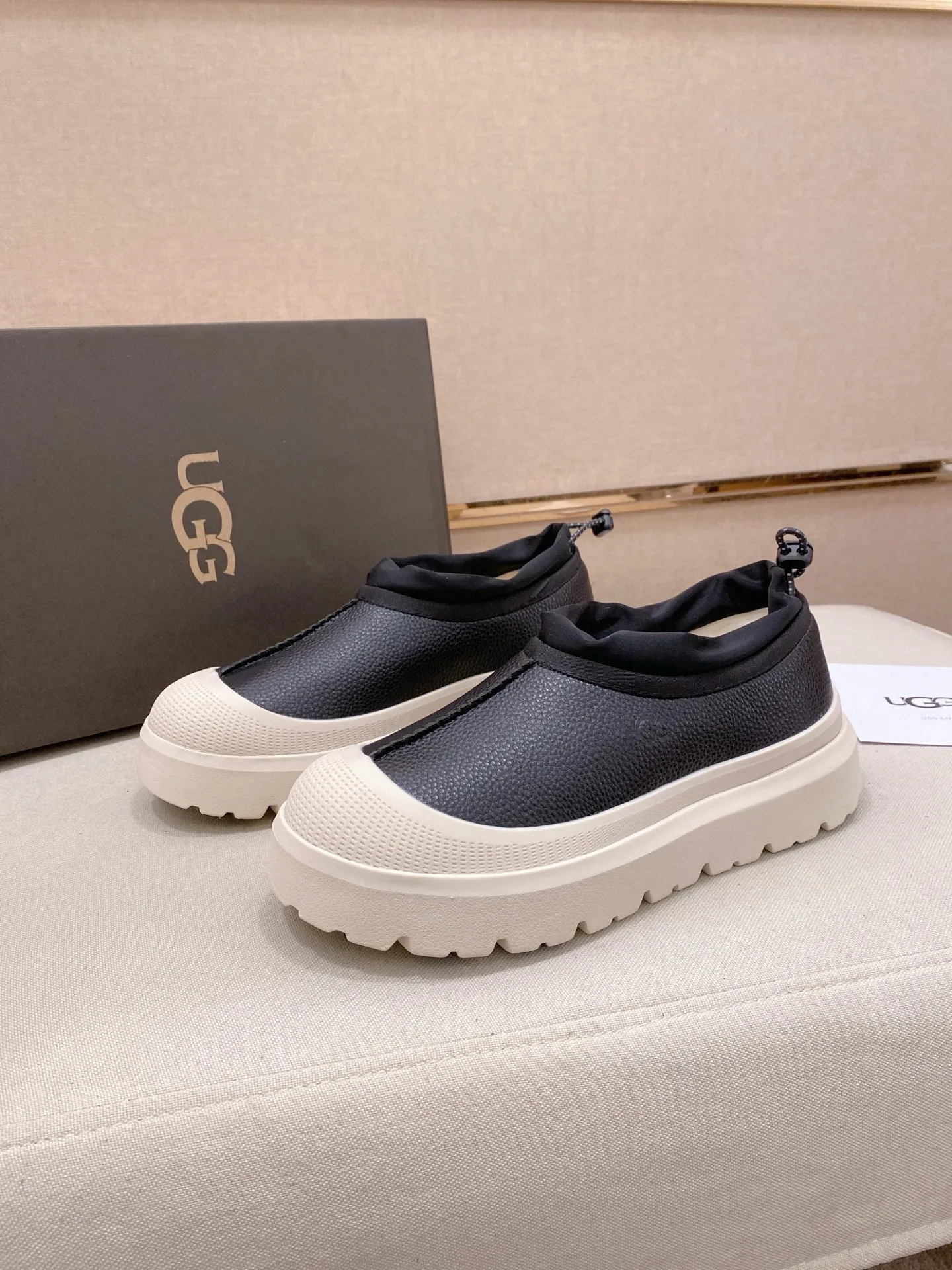 Factory price: 480💰Couple model💏 Same style as Wang Yibo, North American men's shoes Ugg ☃️In the special sale of new high-quality men's shoes snow boots in autumn and winter, the nemesis of extreme cold weather! Made of cowhide leather, merino wool lining, and original outsole, whether driving, outdoor or daily wear, there is always one that suits you! Male and female size: 35-46.